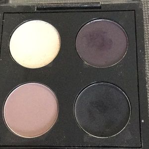 4 MAC eyeshadows in case